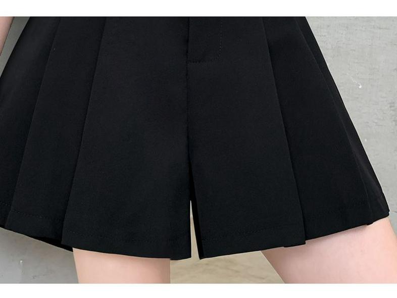 2026 Plus Size High Waist A-Line Black Pleated Shorts for Women