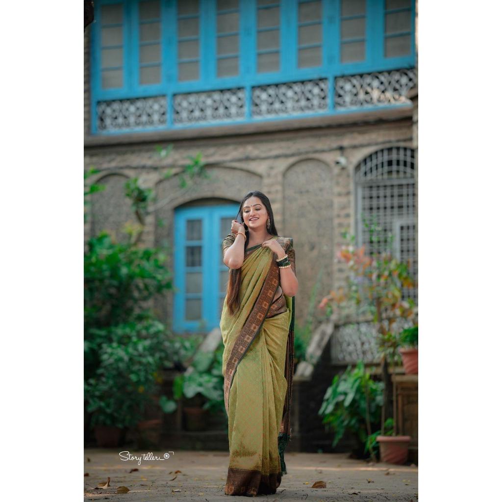 This Beautiful Saree Is Elegantly Decorated with Gorgeous Solid Jacquard Weave That Gives a Perfect Look To the Outfit.