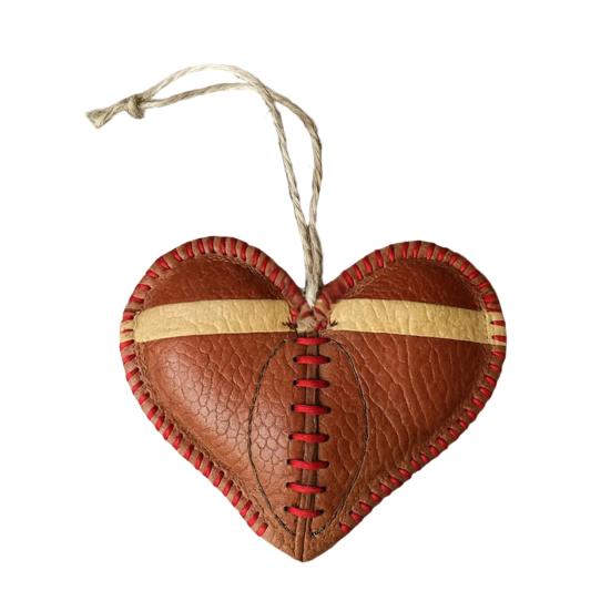 

Винтажное футбольное сердце подвесное украшение ручной работы из искусственной кожи в форме сердца любви футбольный подвесной орнамент коллекционный подарок для спортивных фанатов A