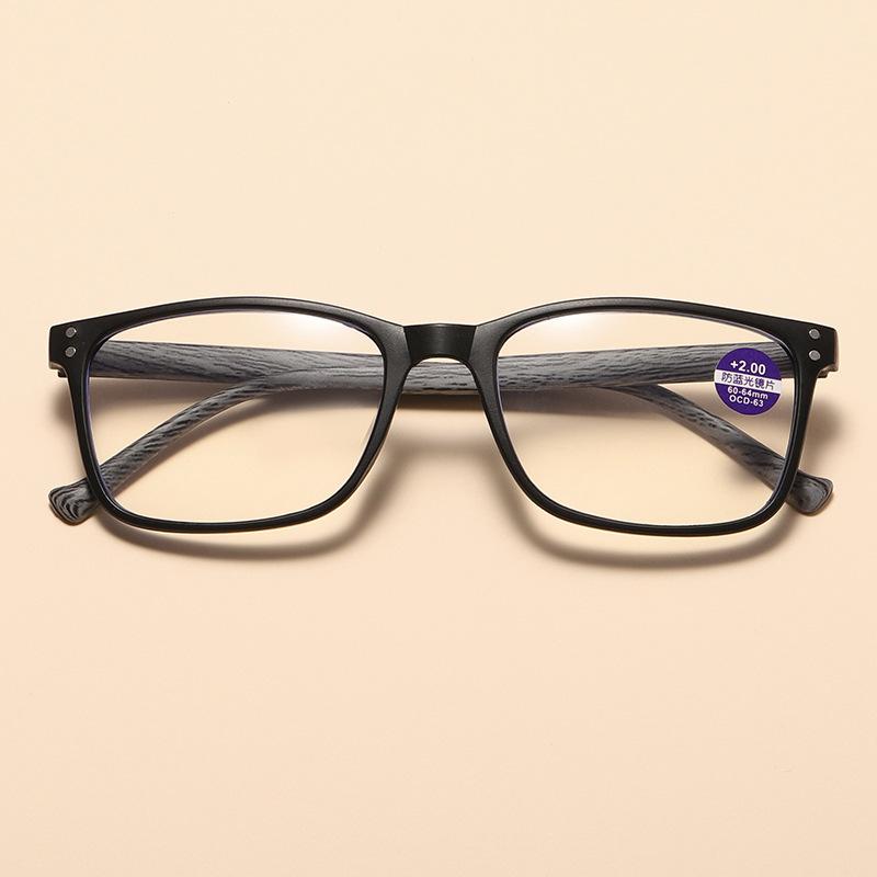 

Модные люди среднего и пожилого возраста высокой четкости читают, читают газеты, используют мобильные телефоны, очки для чтения +400