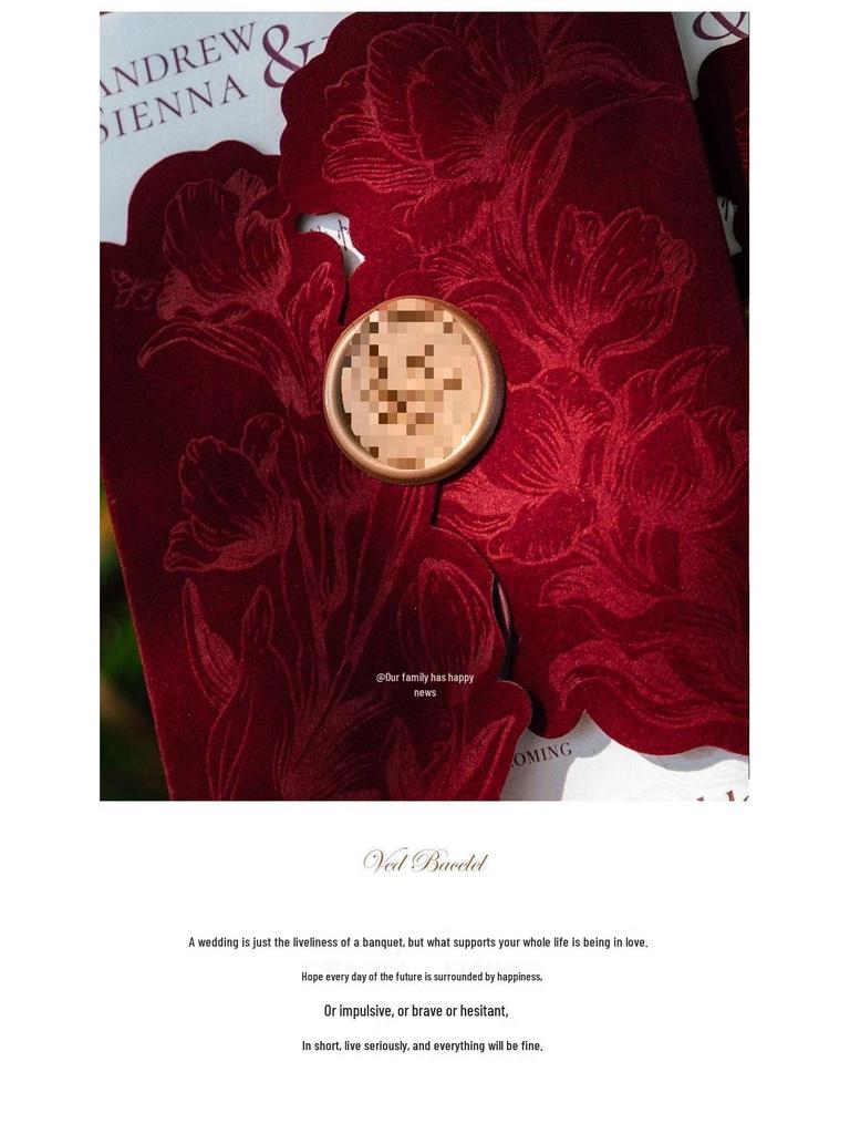 Hochzeitseinladung aus bordeauxrotem Samt mit Wachssiegel – Luxuriös und französisch inspiriert