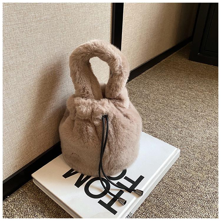 Autumn and winter new plush bag women's Korean version fashion portable bucket bag pumping belt simple single shoulder oblique span hair bag women