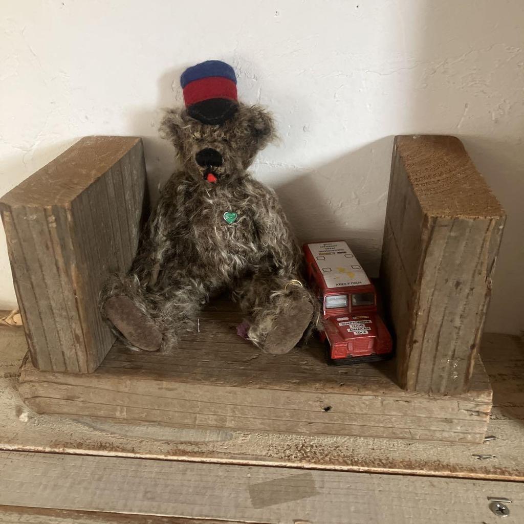 [USED] Re-listed German Traditional Teddy Bear by Martin, Featuring a Green Heart On the Chest and a Hat Measuring 21cm.