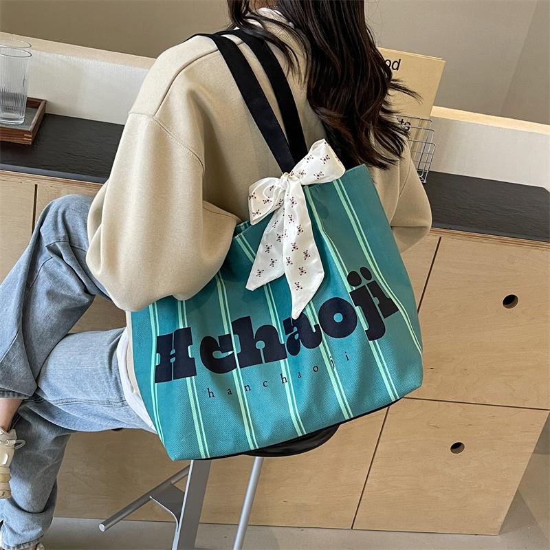 Женская холщовая сумка контрастного цвета в полоску с буквами — фото 16