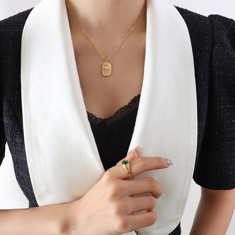 European & American Sexy Oval Pendant Designer Necklace with Embossed Figure on Versatile O-Shaped Chain
