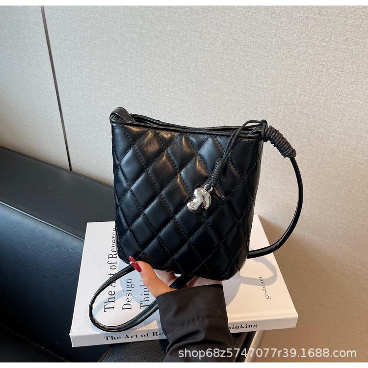 Fashion rhombus embroidery thread bucket bag women s 2025 new niche design messenger bag versatile commuter shoulder bag tide