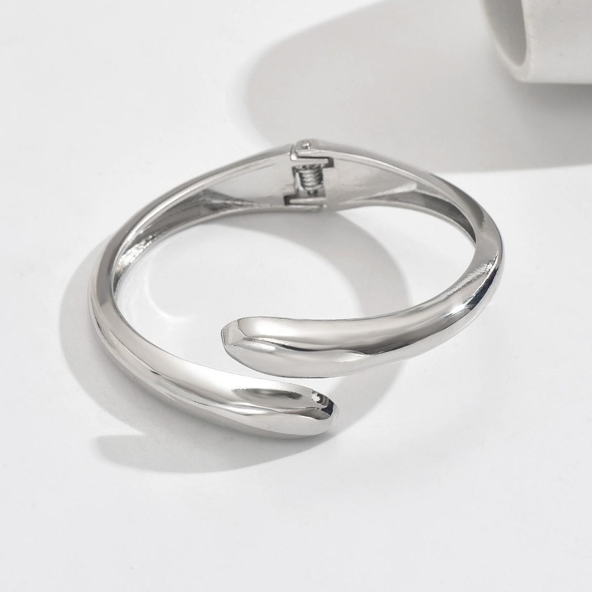 

Small Niche Minimalist Punk Style Alloy Irregular Women s Bracelet Halloween Party Pool Carnival Fashion Matching Accessories 70mm