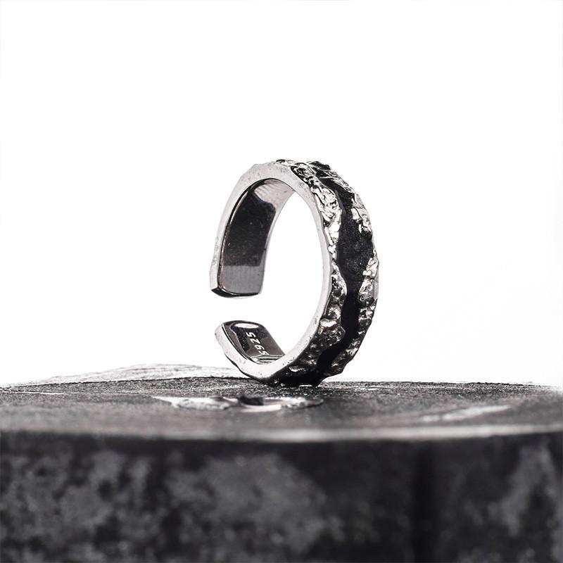 

Современное женское уникальное кольцо в холодном минималистичном геометрическом стиле, идеально подходящее к любому наряду.