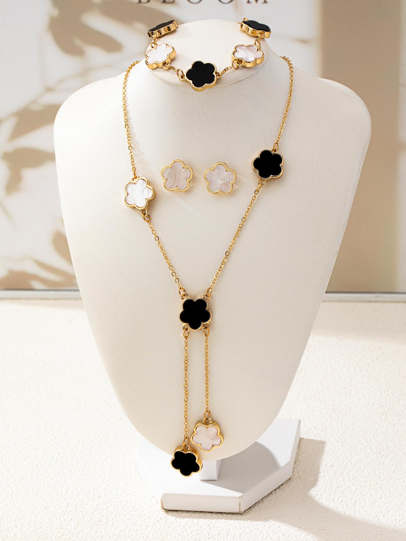 New five-leaf clover necklace chain temperament fringed pendant five-leaf flower collarbone chain jewelry set