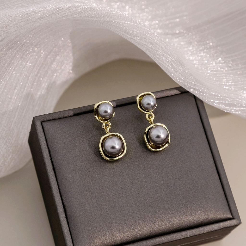 French Retro Temperament Irregular Gray Pearl Earrings, Light Luxury High-End Simple Earrings