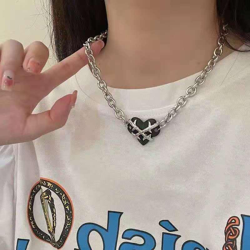 Trendy Hip-Hop Heart Necklace: Sweet & Cool Clavicle Chain for Women.