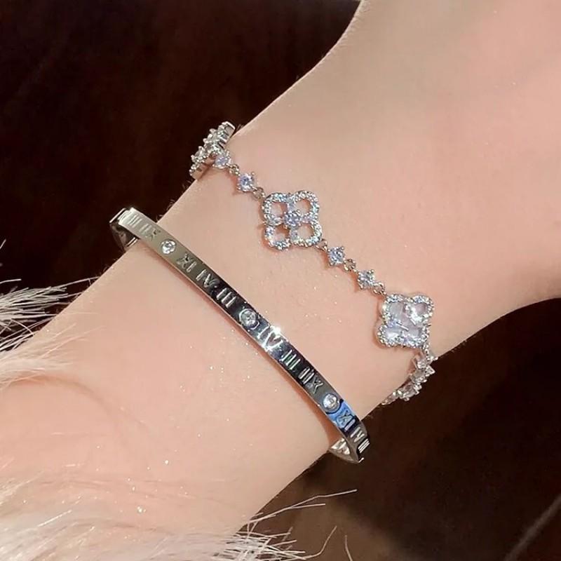 Elegant Mother-of-Pearl Clover Bracelet Women Delicate Floral Design Lightweight Luxury Jewelry 2026 Collection