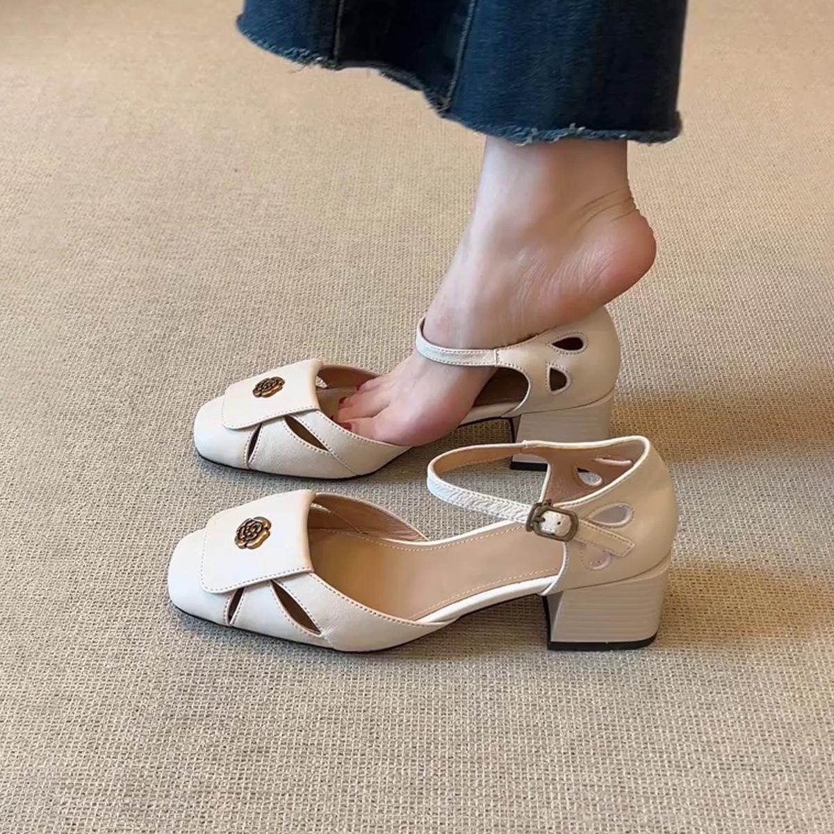 

Версия из мягкой кожи~ Французские сандалии с вырезом в виде камелии, с ремешком на одной пряжке, с деловым темпераментом, с квадратным носком и толстым каблуком, женские туфли 40