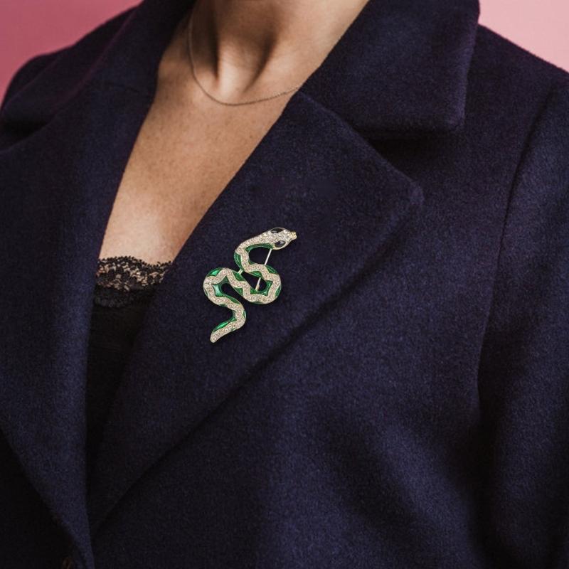 Stylish Serpents Inspired Brooch Fashionable Serpentines Brooch in High Quality Metal with Sparkling Highlight