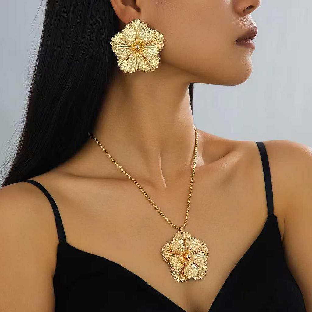 Set di Collana e Orecchini Floreali Retrò a 3 Pezzi – Elegante e Versatile Stile Europeo Americano