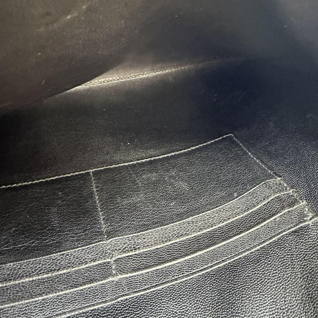 [Gebraucht] Clutch Schwarzes Leder Logo Kreuzschraffur Handtasche Silberne Beschläge - Sehr Gut #1MR3RUN