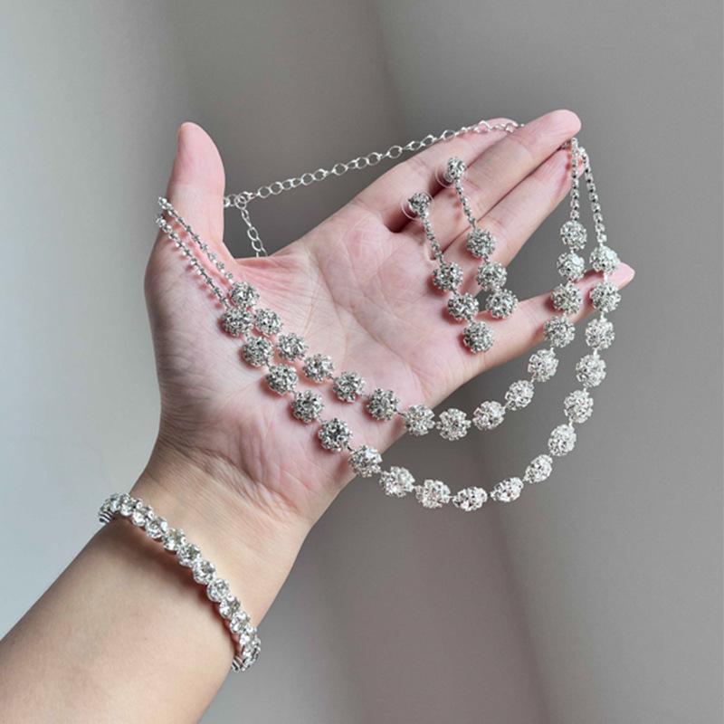 Элегантный двухуровневый набор украшений с цветами из страз: Ожерелье и серьги
