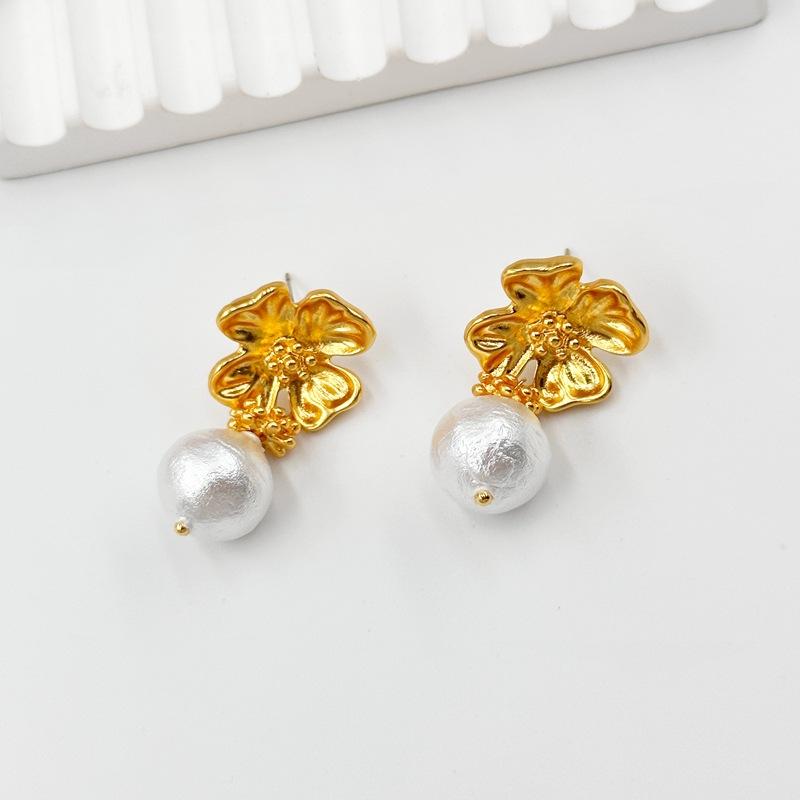 Manufacturer S Supply, Medieval Temperament, Texture Earrings, Women S High-End Feeling, Large Flowers, Cotton Beads, Earrings, Spot.