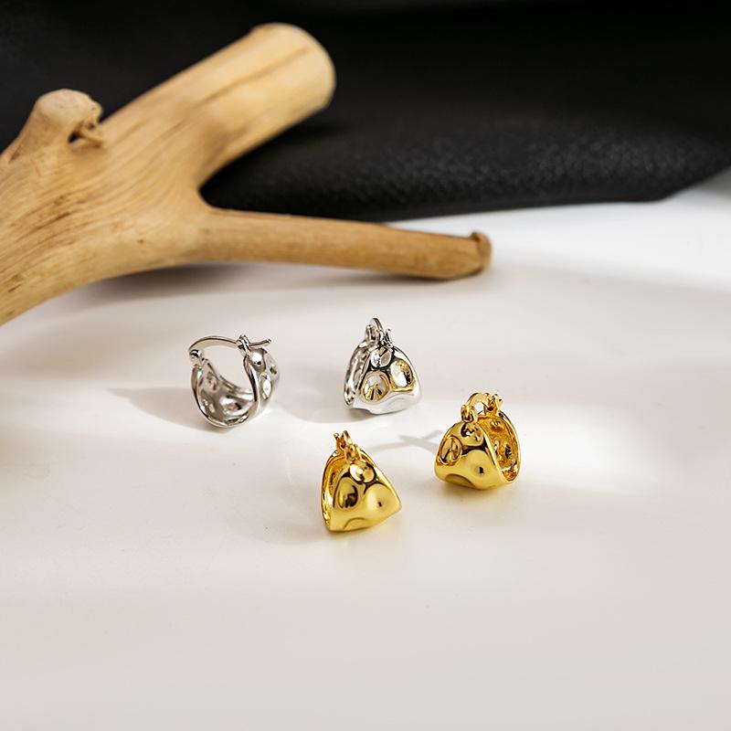 

Silver Needle Retro Spherical Stud Earrings with Concave-Convex Design