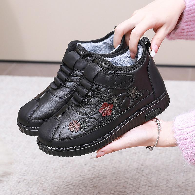 Women's Autumn and Winter Flat Bottom Anti Slip and Wear Resistant Middle Aged Elderly Women's Shoes Thick Velvet and Embroidered Bottom for Warmth