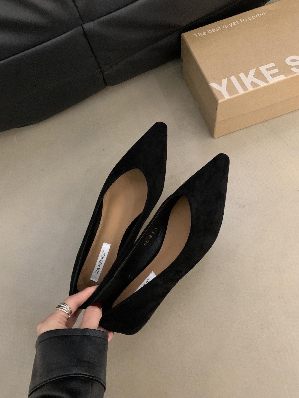 

Ретро туфли-лодочки на низком каблуке с острым носком и мелким вырезом женская обувь 2025 новая весенне-осенняя замшевая темпераментная обувь на одном ходу для работы 35 чёрный