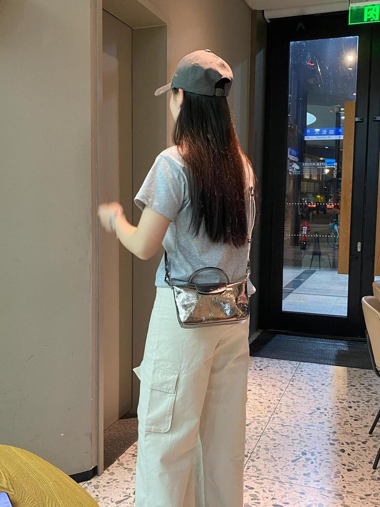 Tasche Damen neu Nischendesigner silberne Knödeltasche hochwertig Pendler tragbare Umhängetasche