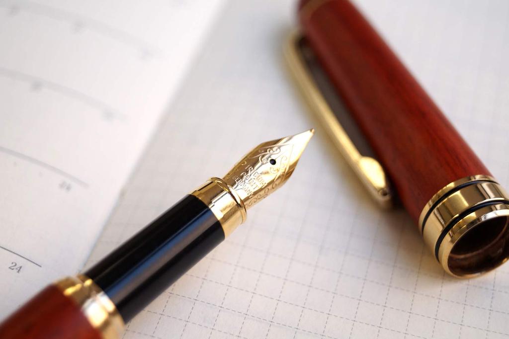 Πολυτελές ξύλινο σιντριγανό στυλό με φυσίγγιο μελανιού λεπτής κατασκευής από φυσικό ροδόξυλο, μύτη, ξύλο.