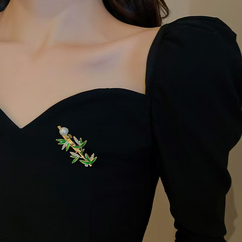 Exquisite Green Bamboo Leaf Brooch: Versatile Chinese Style Accessory