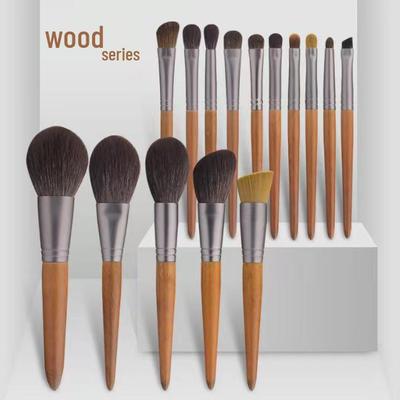 Pinceau de Maquillage de Luxe en Poils d'Animaux avec Manche en Bois de Hêtre - Pinceaux Poudre, Blush, Fard à Paupières, Détail