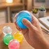 Ballspielzeug mit knuspriger Textur, 4 zufällige Farben, Sensorisches Spiel für Kinder und Erwachsene