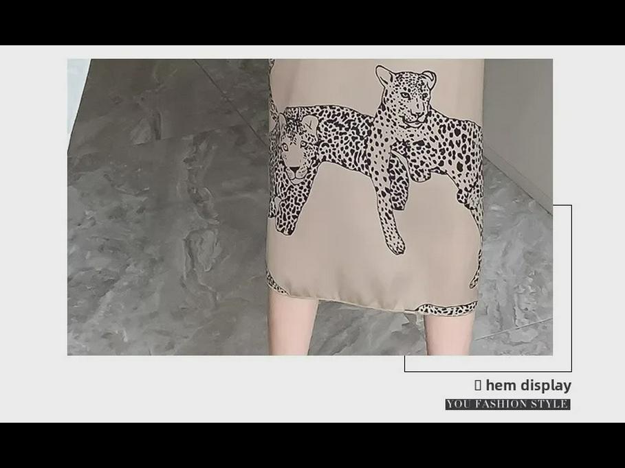 Leopardmönstrad V-ringad Mellanlång Klänning med Halvlång Ärm och Knytskärp i Midjan