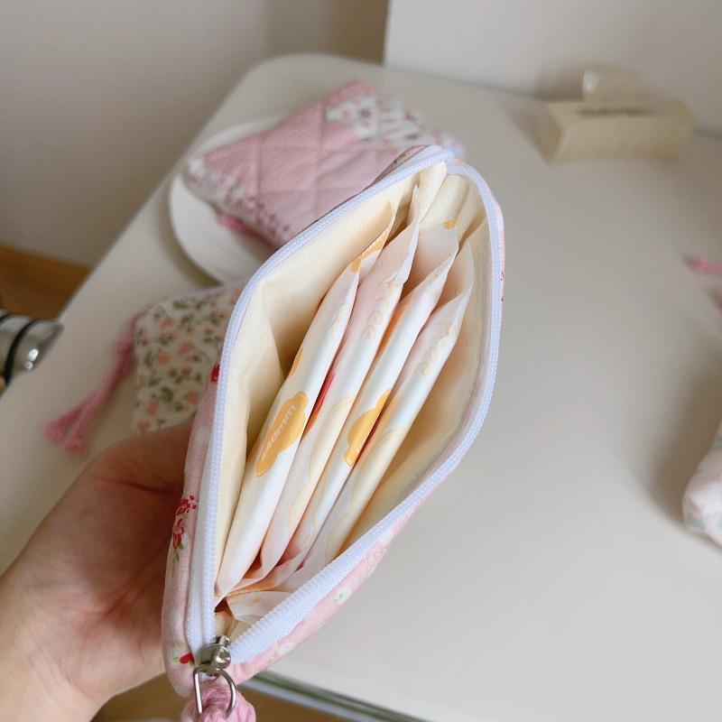 Cute Pink Style Makeup Lipstick Airpods Case Floral Quilted Makeup Bag Women's Sweet Mini Lipstick Cosmetic Pouch for Period