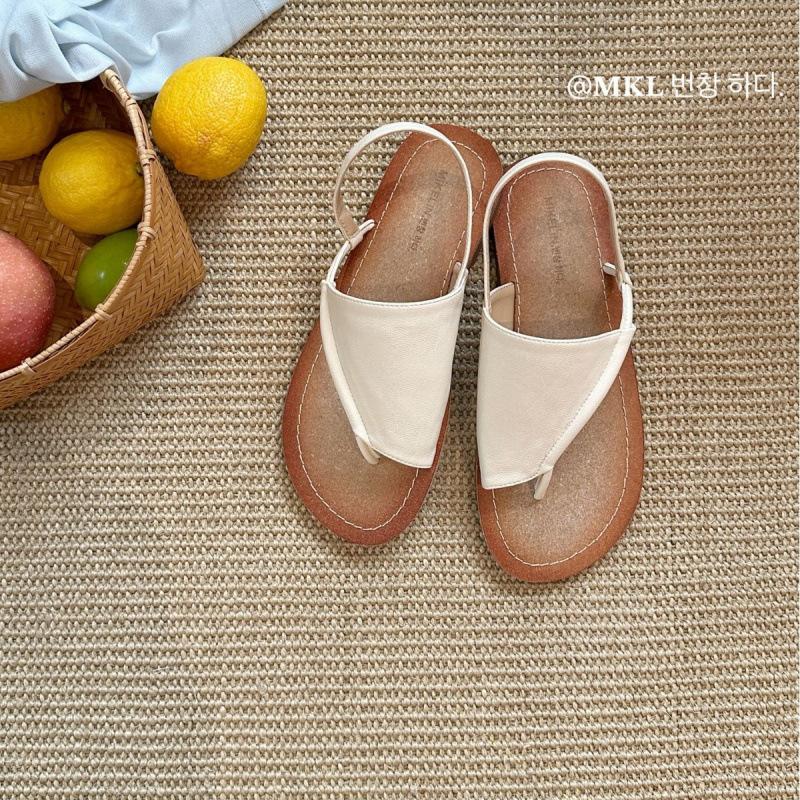 ~ French simple flat-bottomed set of Roman sandals for women's summer new beach casual pinch feet and cool slippers for outer wear
