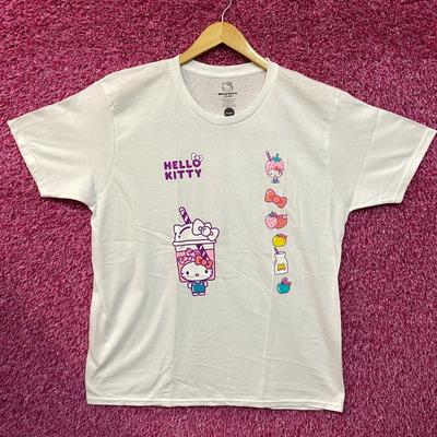 Sanrio Hello Kitty Boba Tee Erdbeer-Milchshake T-Shirt