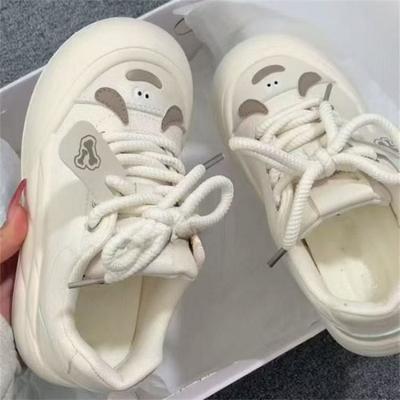 Roztomilé korejské platformové kožené boty 2025 jarní nové malé bílé boty univerzální trendy boty chlebové boty sportovní boty ženy