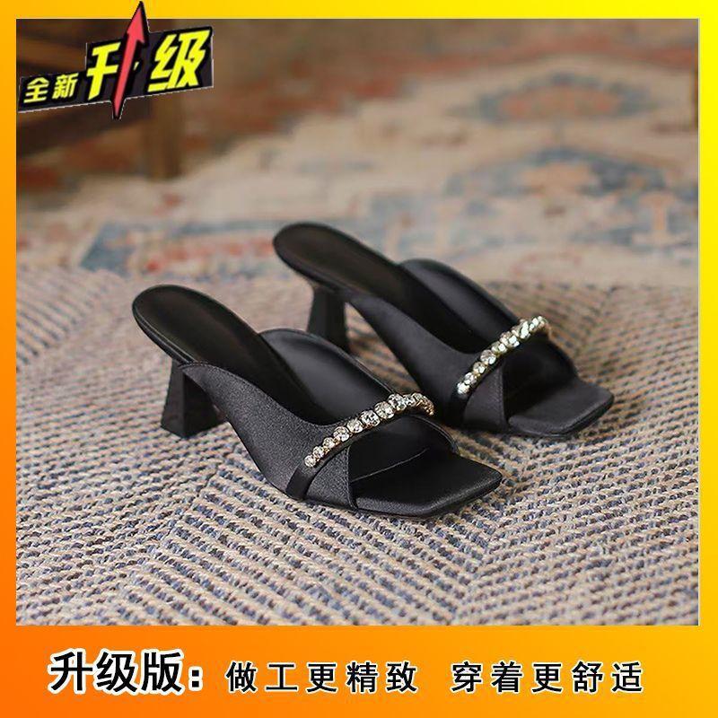 Retro Square Head Wearing Cool Slippers Women's Summer 2025 New French Versatile Rhinestone Beautiful One-word Cool Slippers