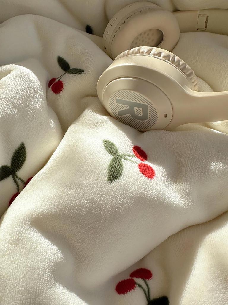 Cherry Lace Overlock Velvet 4-Piece Winter Bedding Set