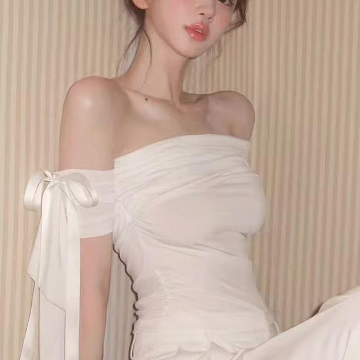 Tričko s odhalenými rameny, s nepravidelným křivým límcem