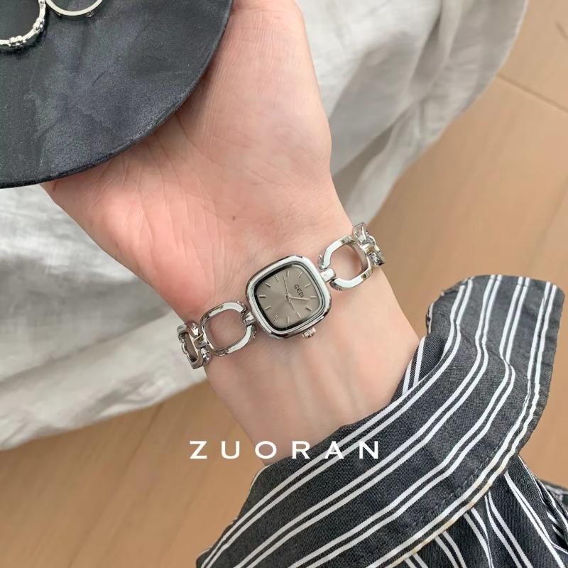 2026 Orologio da Polso al Quarzo da Donna Moda Retrò Quadrante Piccolo Orologio Leggero Bracciale in Metallo Argentato Intagliato Stile Lusso Casual Design alla Moda