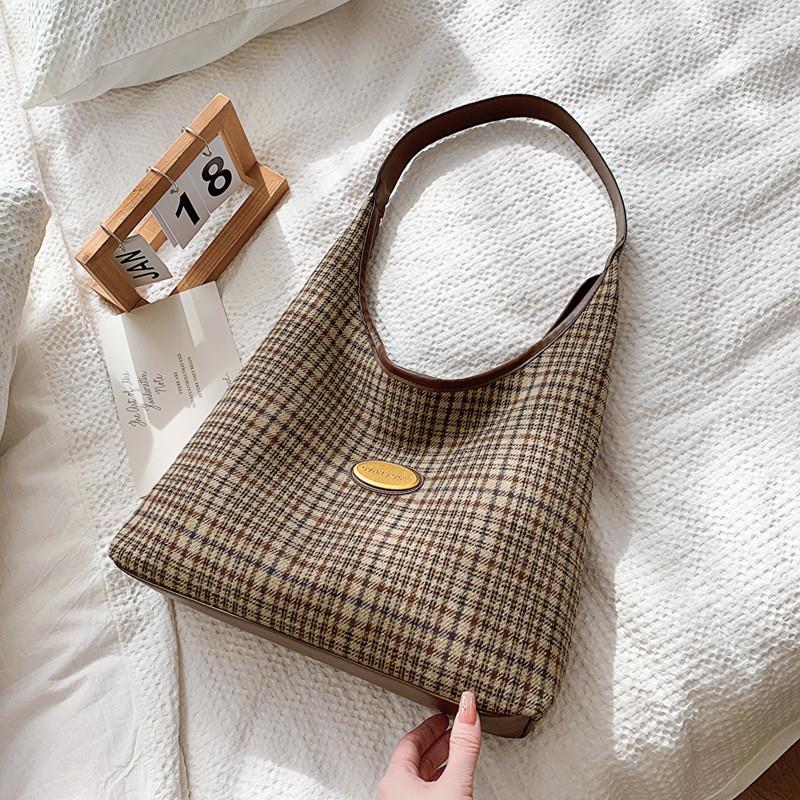 

Vintage-inspired Underarm Bag With Spacious Interior And Modern Street Style Appeal хаки