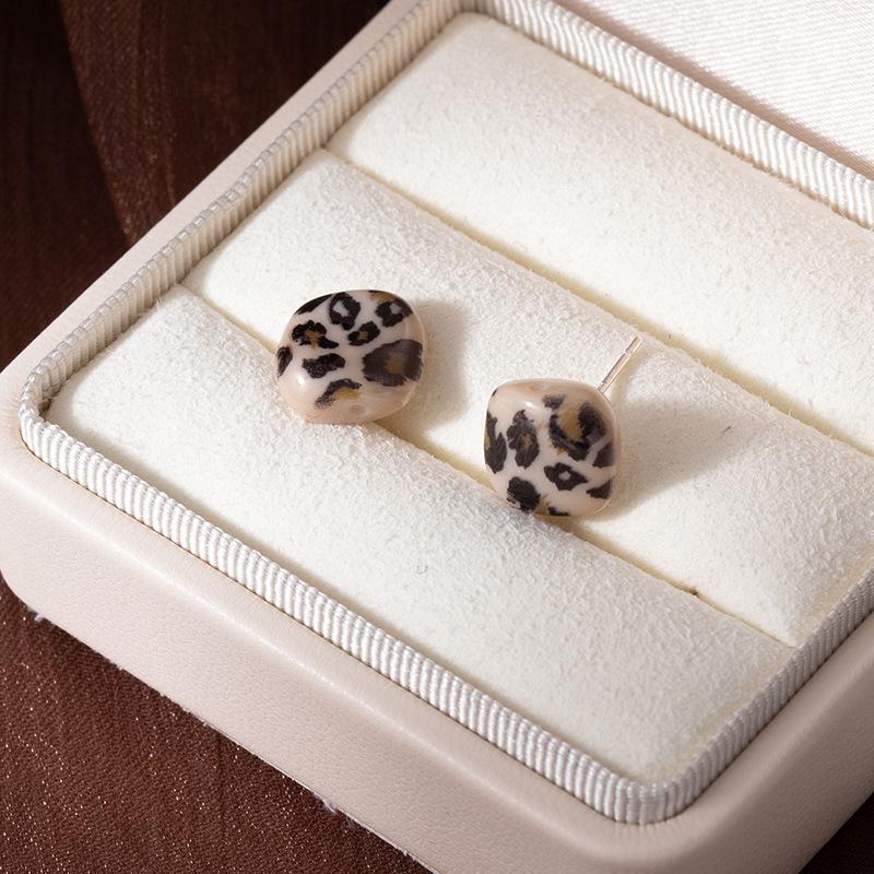 French Retro Leopard Print Ball Stud Earrings Niche Cold Wind Earrings Women'S Elegant And Gentle Temperament Earrings