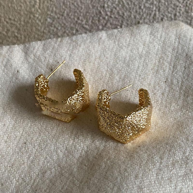 

Metallic Geometric C-shaped Pleated Earring for Women Simple Girl Stud Earrings Light Luxury High-end Irregular Accessories