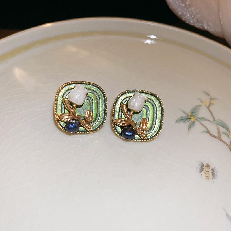 Vintage French Retro Teardrop Pearl Earrings: Court Style Silver Needle Dangles