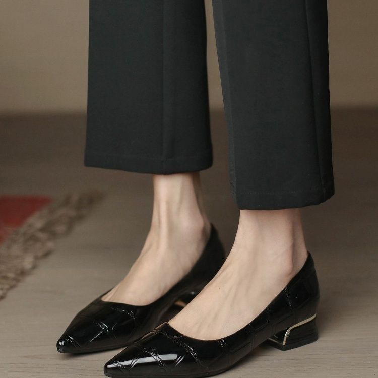 Dámské boty na jeden kus s tlustým podpatkem, měkkou podrážkou, mělkým výkrojem, špičaté, všestranné, s rovnou podrážkou, pracovní kožené boty