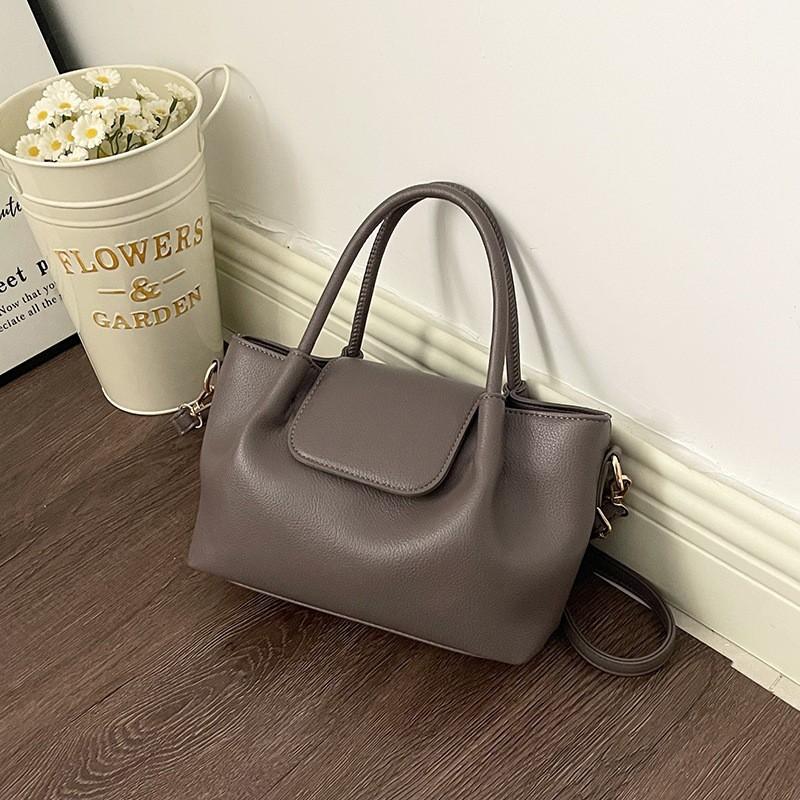 Large Capacity Vintage Casual Shoulder Bag With Texture Simple Fashionable Tote Daily Use