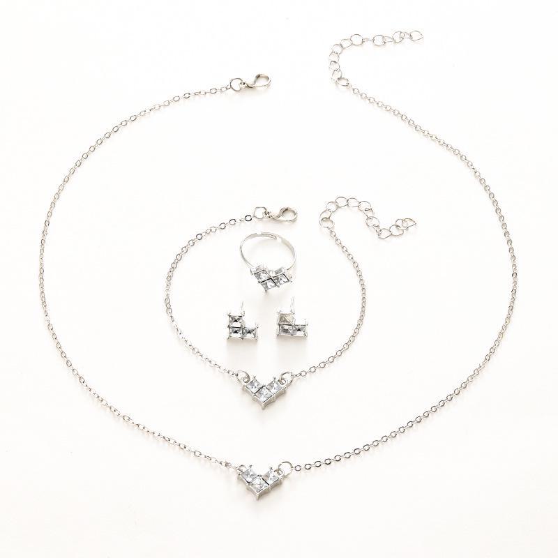 

Комплект из колье, браслета, серег и кольца с бриллиантами в форме V-образного сердца — элегантная и модная коллекция из 4 предметов 4-piece set CK0657