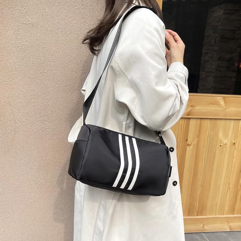 Mini-Duffle-Tasche aus Nylon mit drei vertikalen Streifen, verstellbarer breiter Gurt, lässige Sport-Umhängetasche für tägliches Fitness-Reisen