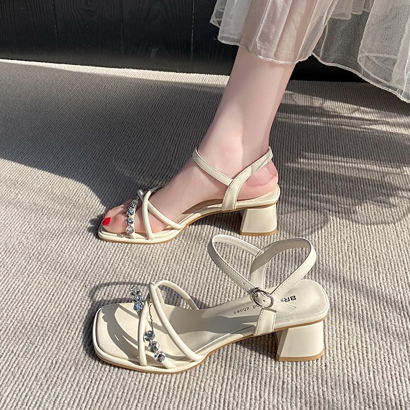 Tragen Sie mit hochwertigen Sandalen mit dickem Absatz, femininem silberfarbenem Rock mit Sommer-High Heels, Strand 2025 einwortiges eckiges Kopf-Neumodell