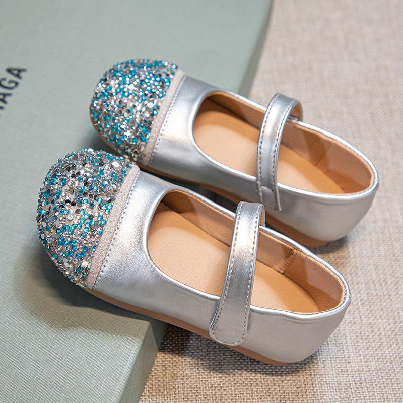 

Новая кожаная обувь Блестящая Универсальная Обувь для девочек со стразами Мягкая подошва Противоскользящая Изысканная детская обувь Модная Трендовая Плоская Обувь Принцессы 23insole14.7cm серебряный