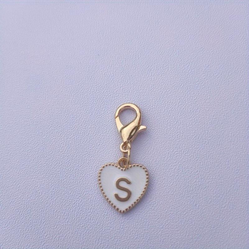 Hetsäljande 26 engelska bokstäver vit dubbelsidig persikohjärta nyckelring hjärtformad legeringsaccessoarprydnad